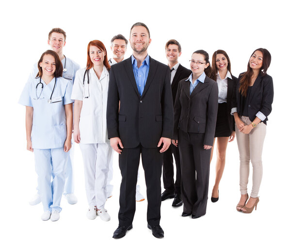 Менеджер стоит перед своей командой
