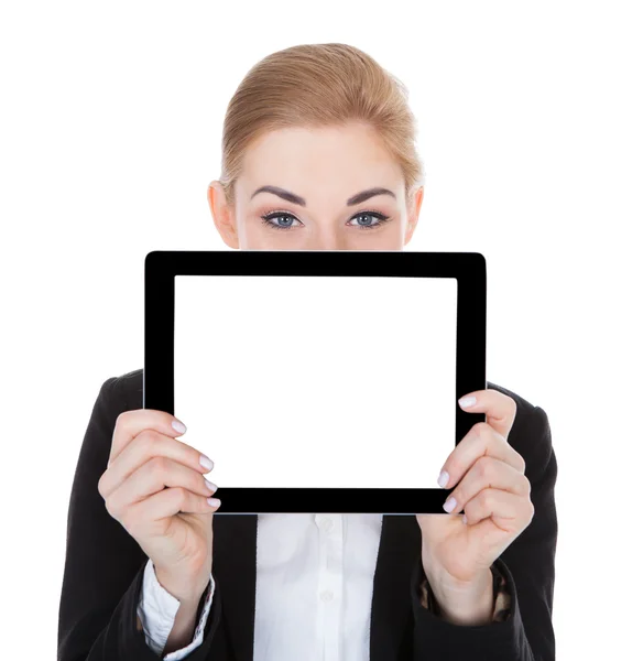 Glimlachende zakenvrouw houden digitale Tablet PC — Stockfoto