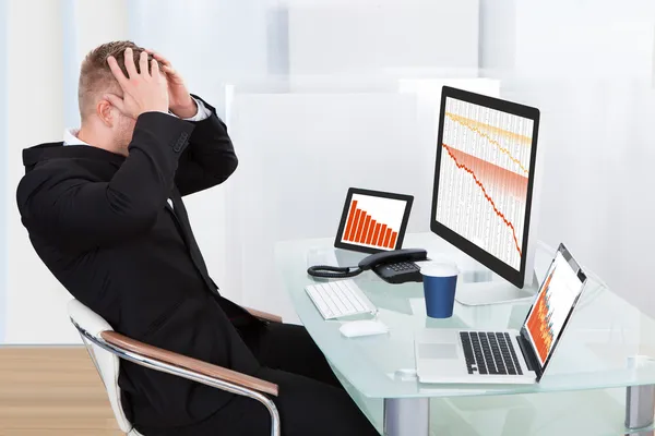 Despairing businessman faced with financial losses — Stock Photo, Image