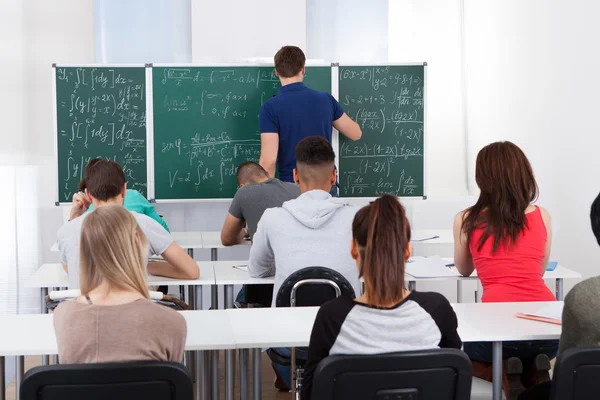 Enseignant Enseignement des mathématiques aux étudiants universitaires — Photo