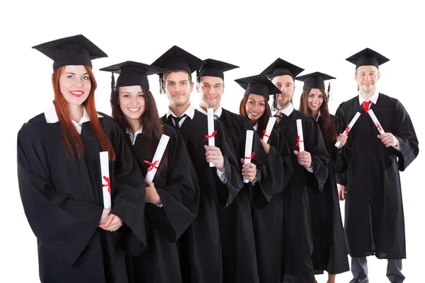 Estudiantes de posgrado de pie en fila con diplomas — Foto de Stock