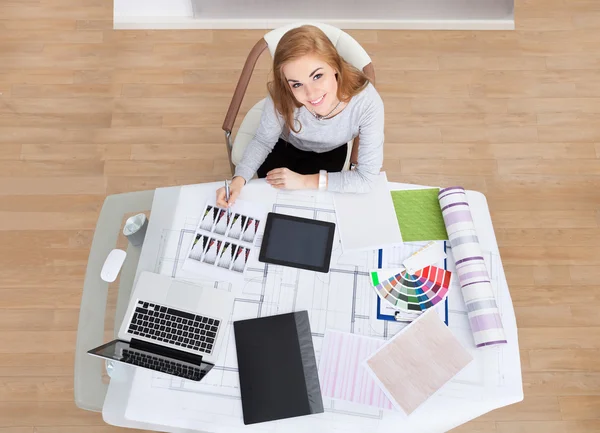 Jovem mulher trabalhando na mesa de escritório — Fotografia de Stock