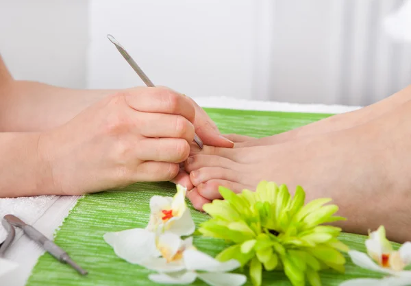 Schoonheidsspecialiste geven pedicure behandeling — Stockfoto