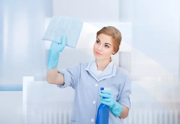 Vidro de limpeza empregada doméstica feliz — Fotografia de Stock
