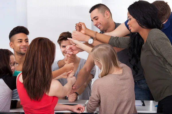 Studenti universitari che impilano pugni — Foto Stock