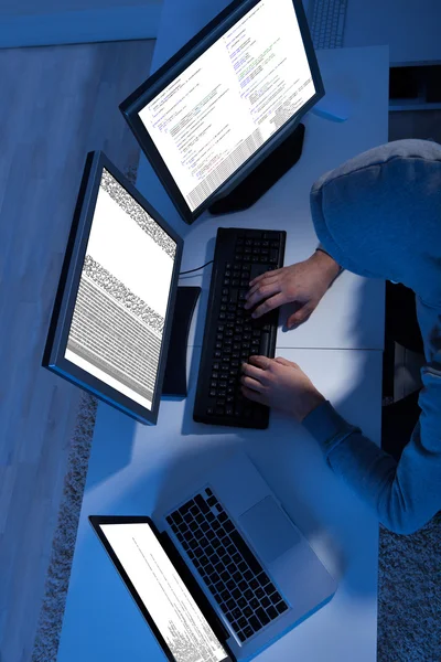 Hacker usando múltiples computadoras para robar datos — Foto de Stock