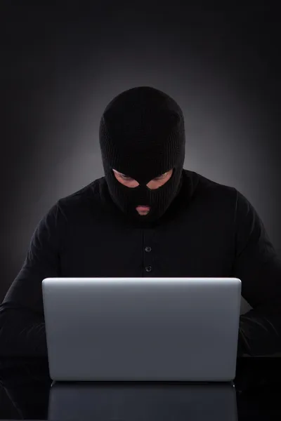 Man eller hacker arbetar på en bärbar dator på natten — Stockfoto