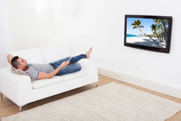 Hombre viendo la televisión en casa — Foto de Stock