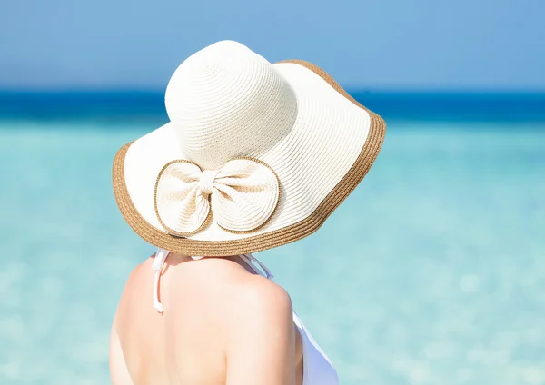 Mulher vestindo chapéu de sol na praia — Fotografia de Stock