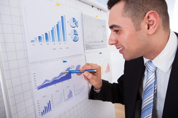 Businessman Analyzing Graph With Pen — Stock Photo, Image