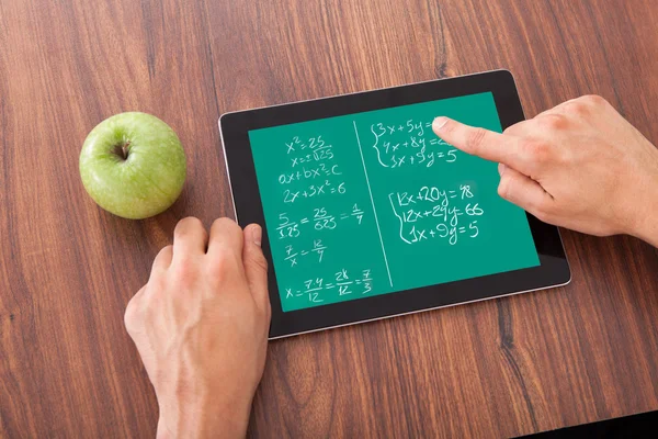 Estudiante resolviendo el problema de matemáticas en la tableta digital — Foto de Stock