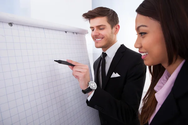 Geschäftsleute im Büro — Stockfoto