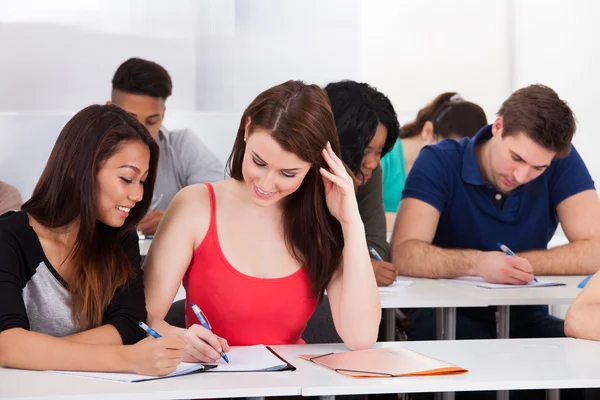 Glückliche Studentinnen, die im Klassenzimmer lernen — Stockfoto