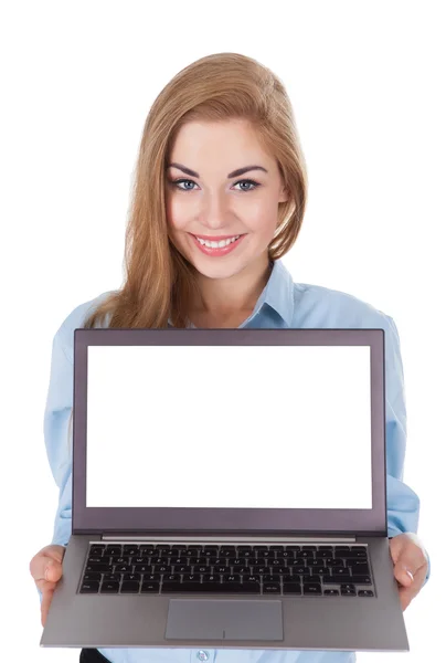 Mujer sonriente sosteniendo portátil — Foto de Stock