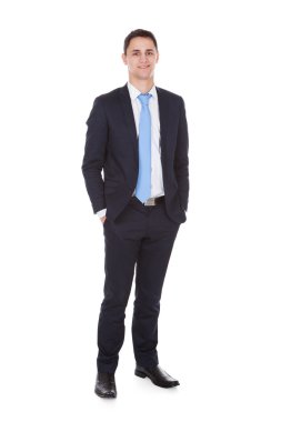 Kendine güvenen işadamı elleri ceplerinde duran