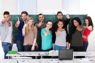 Kendine güvenen üniversite öğrencileri sınıfta birlikte ayakta