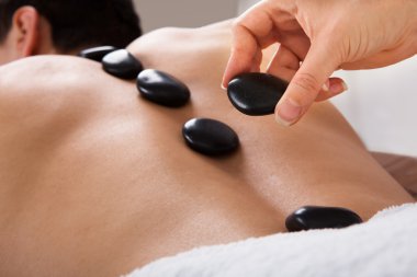 Adamın geri Spa'daki üzerinde sipariş lastone el