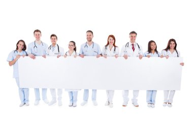 Doktorlar ve hemşireler bir afiş ile büyük bir grup