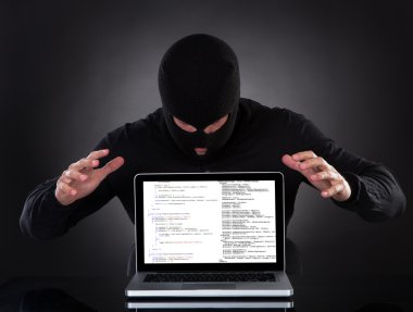 hacker, bir dizüstü bilgisayarın verileri çalmak