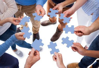 bir grup insan puzzle parçaları bağlanma