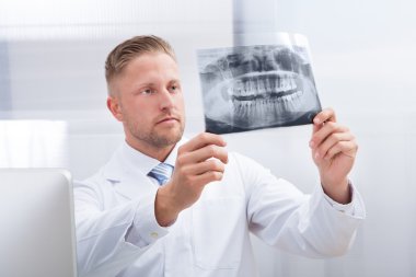 Doktor en fazla ışık tutan bir röntgen filmi eğitim