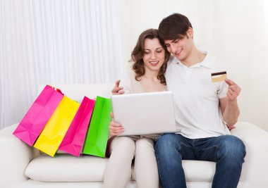 mutlu bir çift kanepe online alışveriş oturan
