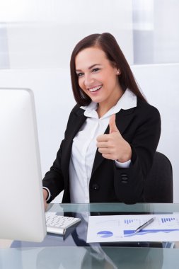 İş kadını başparmak gösteriyor