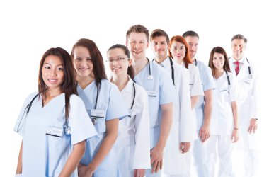 Doktorlar ve hemşireler gülümseyen uzun çizgi