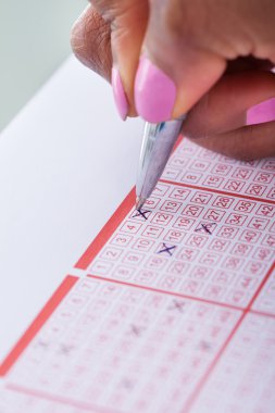 Piyango Bilet numaraları işaretleme kadın eli