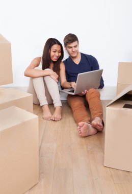 dizüstü bilgisayar, birlikte yeni bir ev kullanarak çift