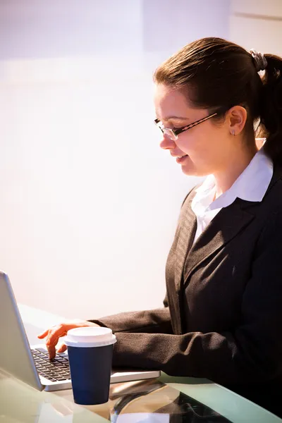 Donna d'affari che lavora sul computer portatile — Foto Stock