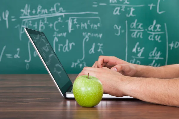 Estudante Resolvendo Problema da Matemática no Laptop — Fotografia de Stock