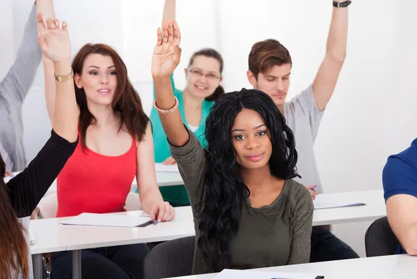 College student svarande fråga — Stockfoto