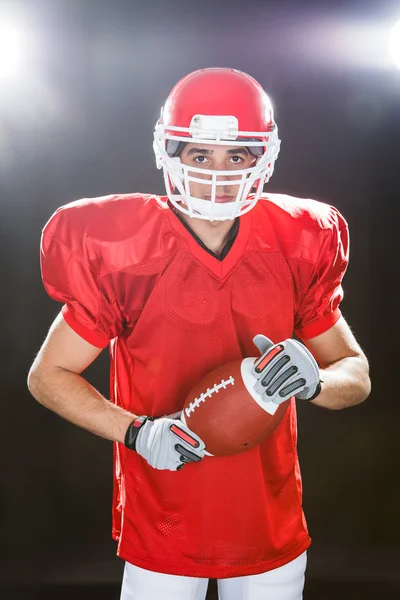 Portret van vertrouwen american football speler op veld — Stockfoto