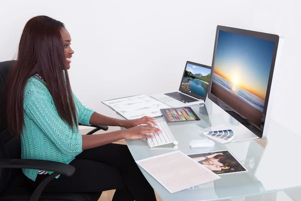 Redaktör med digital tablet på bildbyrån — Stockfoto