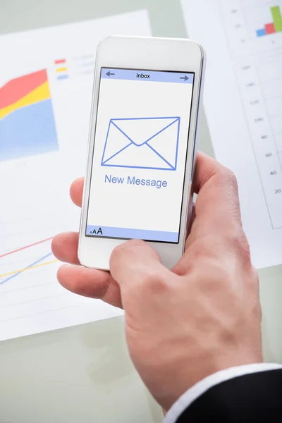 Nuevo icono de mensaje de correo electrónico en un teléfono móvil —  Fotos de Stock