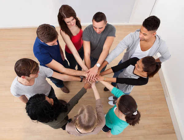 Étudiants universitaires multiethniques Empilant les mains — Photo