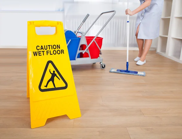 Vrouwelijke Veger schoonmaak vloer — Stockfoto