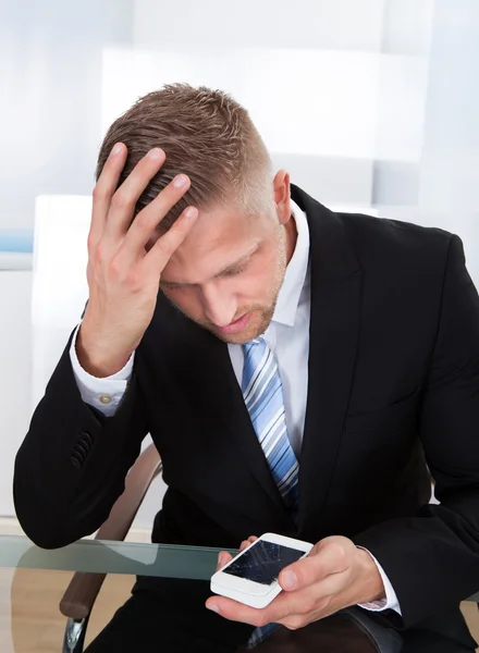 Hombre de negocios preocupado revisando un mensaje móvil — Foto de Stock