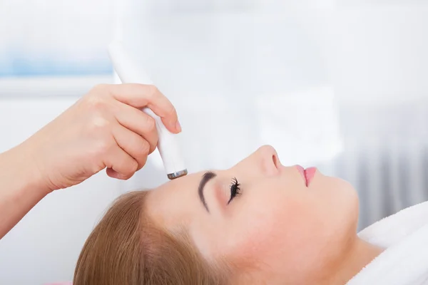 Vrouw microdermabrasie behandeling krijgt — Stockfoto