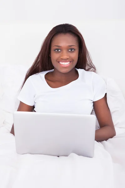 Retrato de mujer joven confiada usando el ordenador portátil —  Fotos de Stock