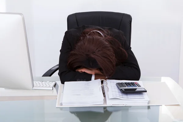 Επιχειρηματίας κουρασμένος από τον υπολογισμό του φόρου στο γραφείο — Φωτογραφία Αρχείου