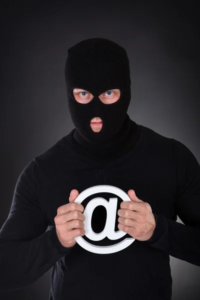 Hacker con un símbolo de dominio de Internet — Foto de Stock