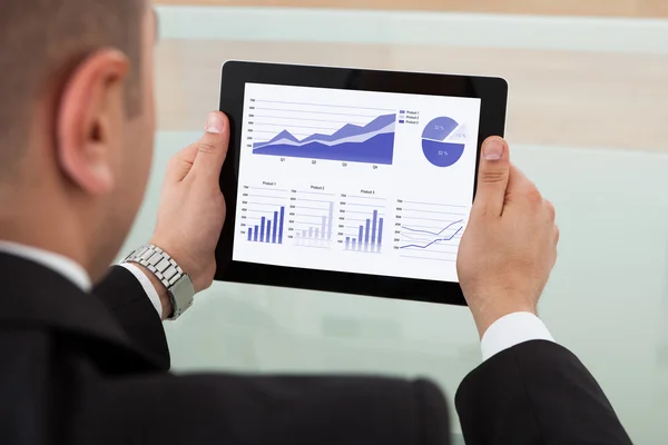 Empresário verificando o mercado de ações em tablet digital — Fotografia de Stock