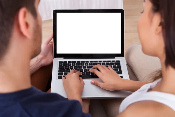 Młoda para razem za pomocą laptopa — Zdjęcie stockowe