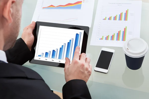 Empresário analisando um gráfico em um tablet — Fotografia de Stock