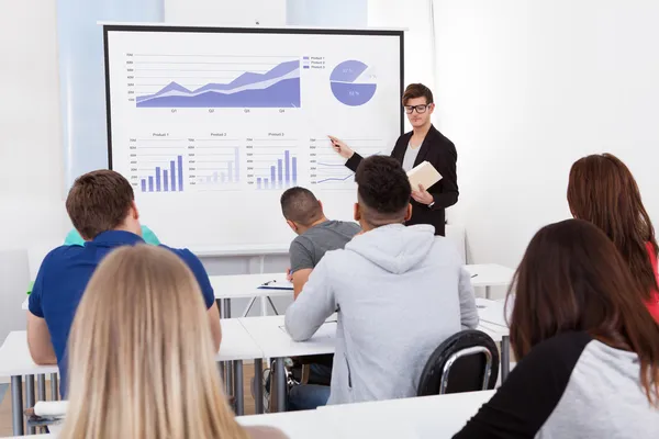 Teacher Teaching Graphs To College Students — Stock Photo, Image