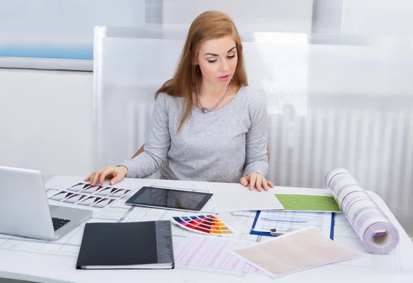 Junge Frau arbeitet am Schreibtisch — Stockfoto