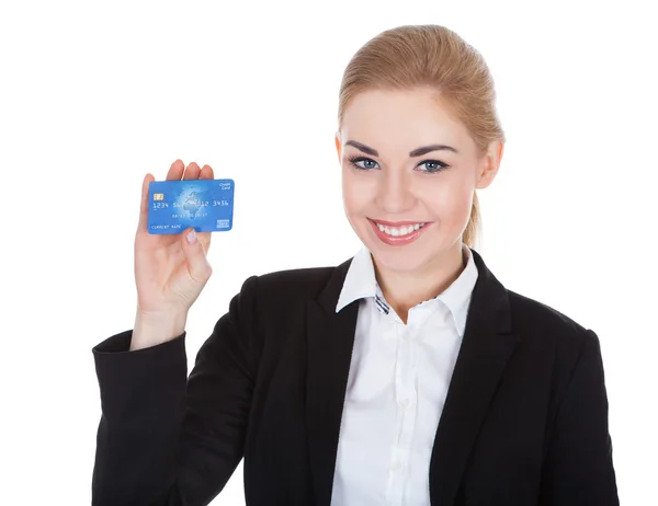 クレジットカードを持っている若い女性 — ストック写真