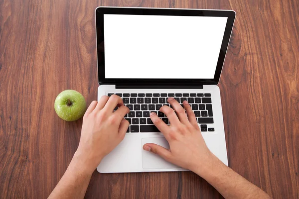 Mannelijke college student met behulp van laptop — Stockfoto